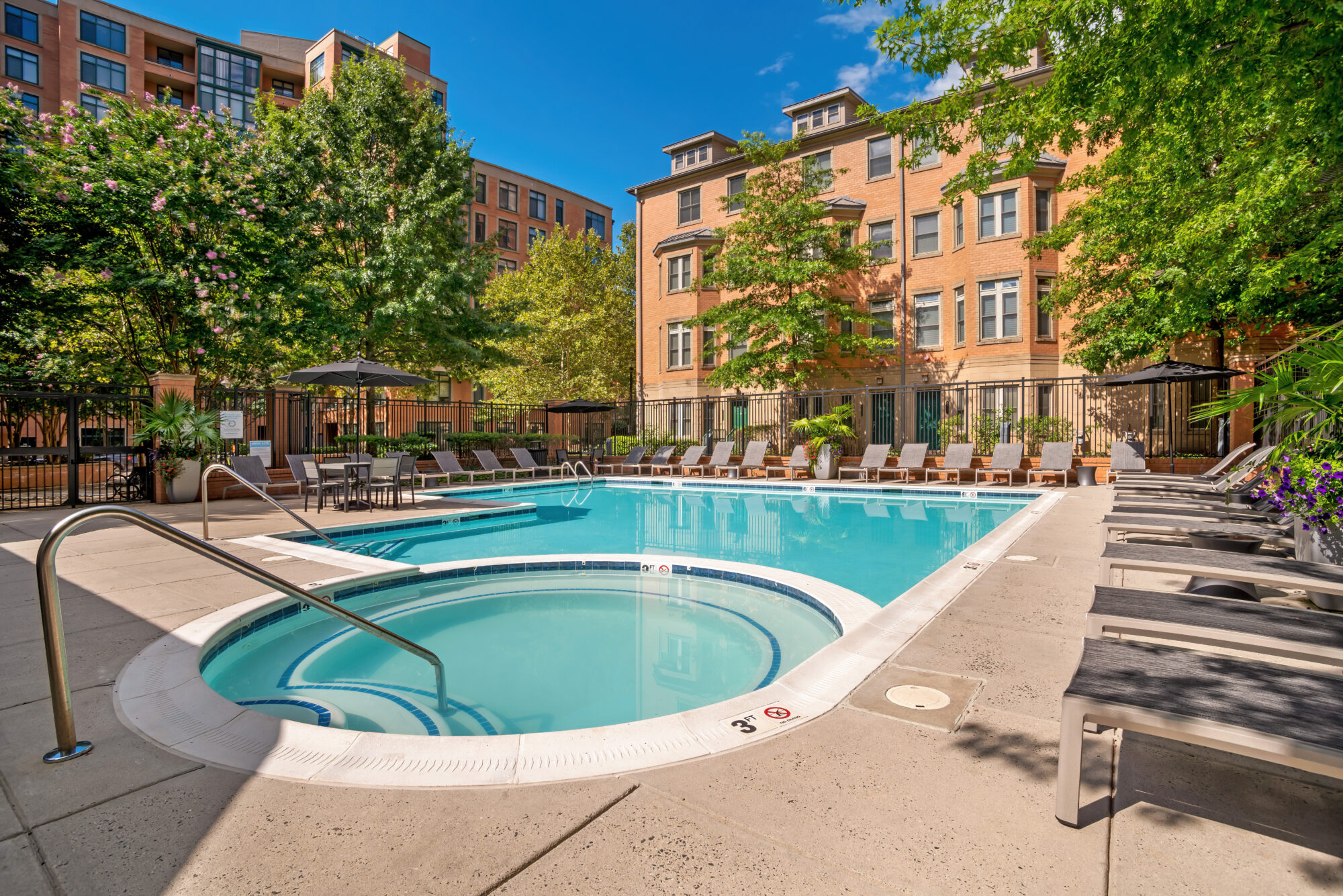 Poole with hot tub